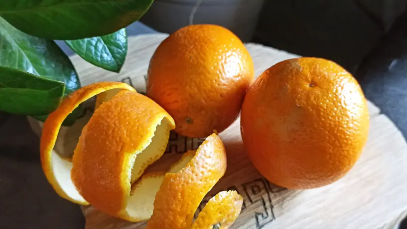Esto hace la cáscara de naranja en tu cuerpo